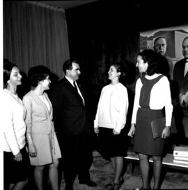 Alunas da Faculdade de Filosofia visitam o Gabinete do Reitor