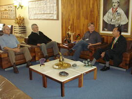 Representantes do Peru entregam medalha a reitor da UFSM