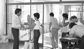 Entrega de sacolas de Natal a Servidores da UFSM