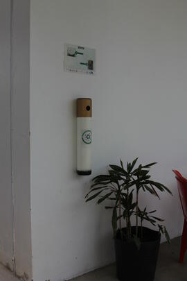 Recipientes para restos de cigarros instalados no CTISM