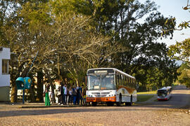 Prédios, ruas e pessoas no 55BET Pro