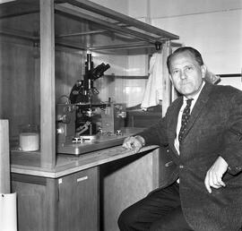 Alunos do curso de agronomia em atividades do campo e no laboratório